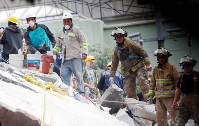 Socorristas trabajando en los restos derruidos de un edificio tras un sismo en Ciudad de México, sep 20, 2017. REUTERS/Henry Romero