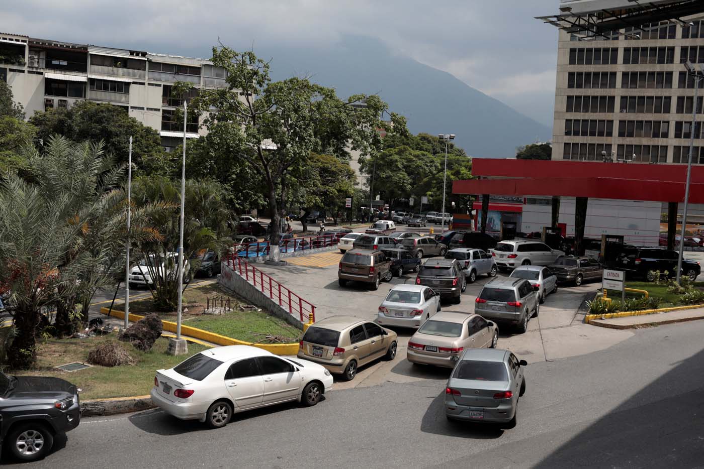 Otro día de colas en gasolineras de Caracas por falla en el suministro #20Dic