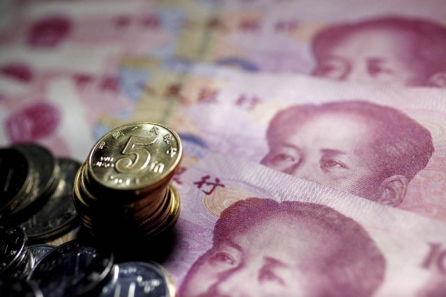 HHY02 PEKÍN (CHINA) 10/05/2011.- Billetes de 100 yuan chinos o Renminbi (RMB) y monedas, en Pekín (China), hoy, martes 10 de mayo de 2011. El valor del yuan centra hoy el segundo día de Diálogo Estratégico y Económico entre China y EEUU en medio de crecientes llamamientos a que Pekín considere una mayor flexibilidad cambiaria para controlar la inflación. EFE/HOW HWEE YOUNG