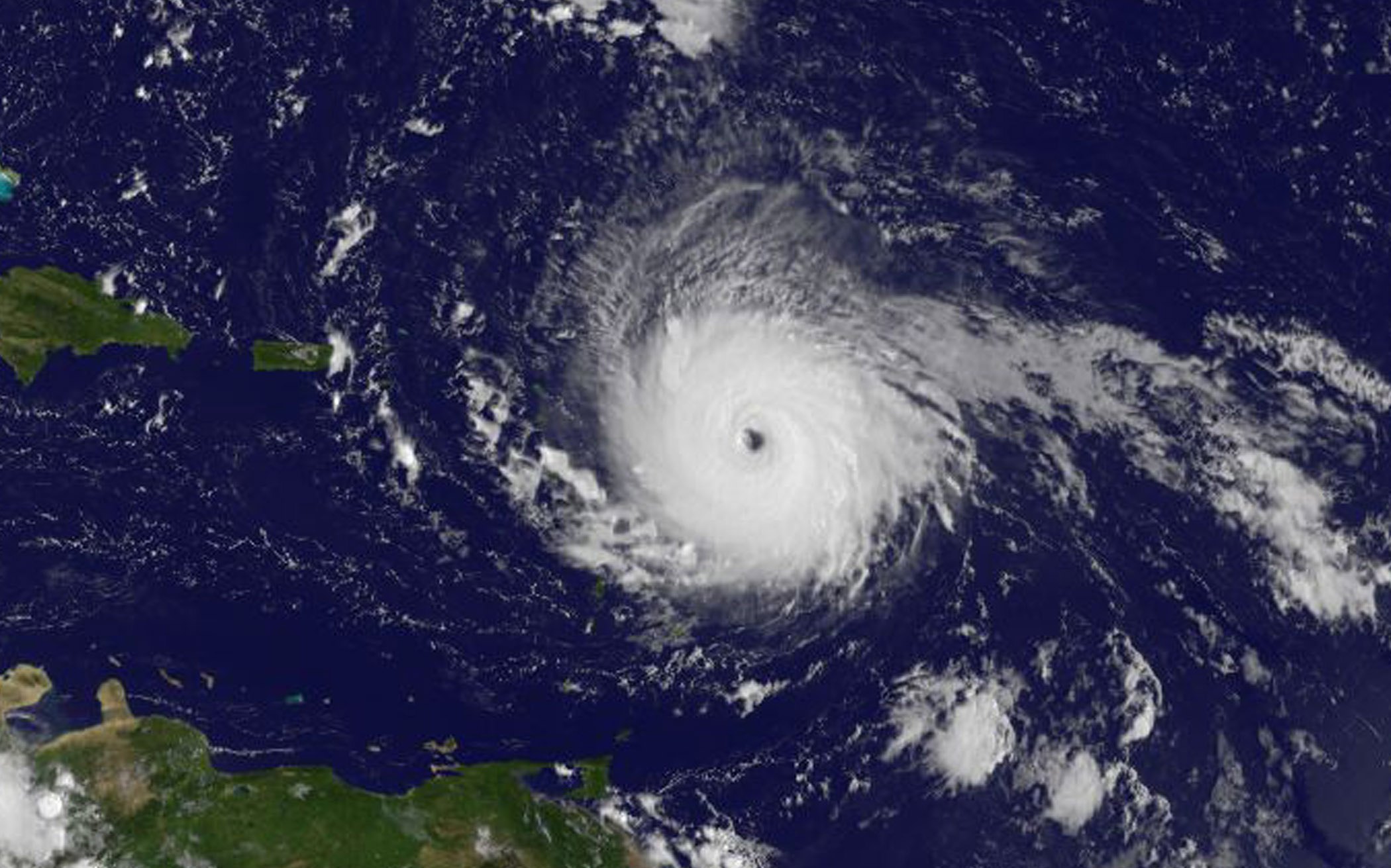 Huracán Irma llega a Barbuda y se mantiene en categoría 5