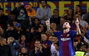 Messi decide el derbi barcelonés con un triplete