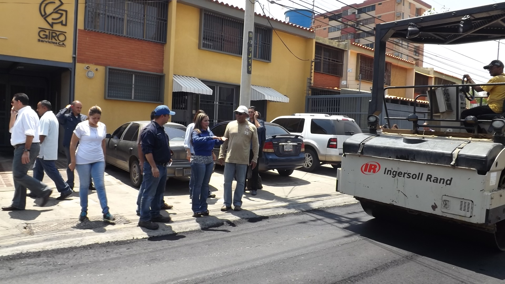 Eveling de Rosales inspecciona trabajos de reasfaltado en el sector Tierra Negra