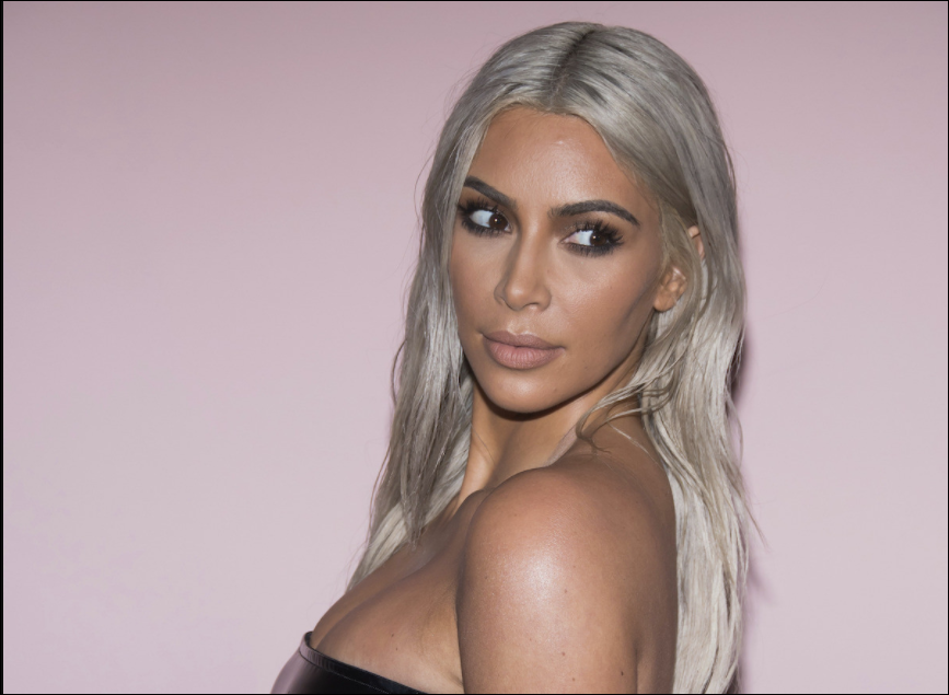 ¡Con las nalgas apretadas! Kim Kardashian se forró de látex para asistir al desfile de Tom Ford