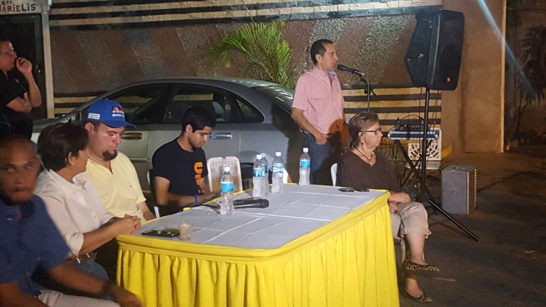 Vecinos de Playa Grande participaron en asamblea con diputado José Guerra y dirigente estudiantil Samuel Díaz