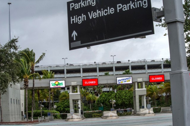 MIA01. MIAMI (FL,EE.UU), 09/09/17.- Vista de la entrada de los parqueaderos del Aeropuerto Internacional de Miami donde se anuncia su cierre hoy, sábado 9 de septiembre de 2017, por la llegada del huracán Irma en Miami, Florida (Estados Unidos). La ciudad costera de Miami escapará muy probablemente al embate del ojo del huracán Irma, que descargará su furia el domingo en los Cayos de Florida, en el extremo sur del estado, para enfilar luego hacia la costa suroeste del estado, informó hoy el Centro Nacional de Huracanes (CNH) de EE.UU. EFE/Giorgio Viera