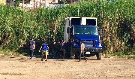 Niños rodean los camiones de basura cada tarde en busca de comida./ Foto Diario La Región.