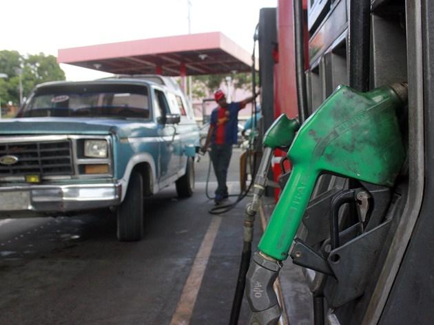 Zulianos viajan a Lara para abastecerse de gasolina
