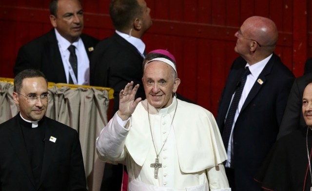 El Papa Francisco participa en una actividad para sacerdotes, fieles y familias en el estadio La Macarena en Medellín, Colombia, 9 de septiembre de 2017. REUTERS/Henry Romero