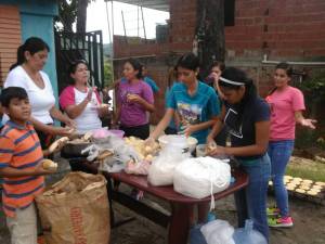 Fundaciones Sonrisas de Esperanza, Raziel y Arepita Feliz repartieron más de mil arepas en Guatire