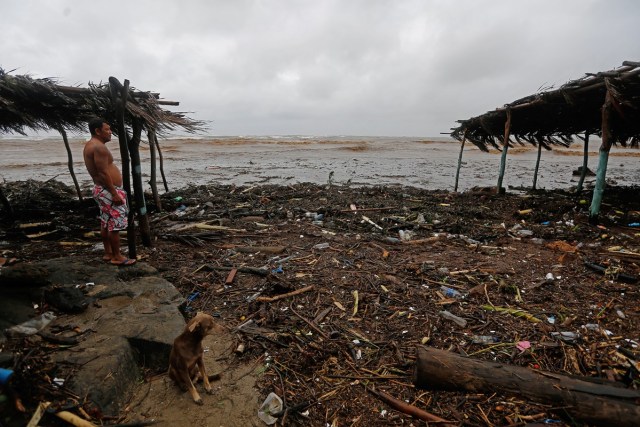 A resident watches the rising waves in Masachapa beach during heavy rains due to Tropical Storm Nate in the city of Masachapa, about 60km from the city of Managua on October 5, 2017. A tropical storm sliding north along Central America Thursday has unleashed heavy rains killing at least nine people in Costa Rica and Nicaragua, with forecasters predicting it could strengthen into a hurricane headed for the United States. / AFP PHOTO / INTI OCON