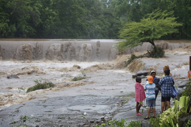 Residents look at the floodings of the Masachapa River following the passage of Tropical Storm Nate in the city of Masachapa, about 60km from the city of Managua on October 5, 2017. A tropical storm sliding north along Central America Thursday has unleashed heavy rains killing at least nine people in Costa Rica and Nicaragua, with forecasters predicting it could strengthen into a hurricane headed for the United States. / AFP PHOTO / INTI OCON