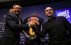 Andrés Iniesta renueva de por vida con el Barcelona