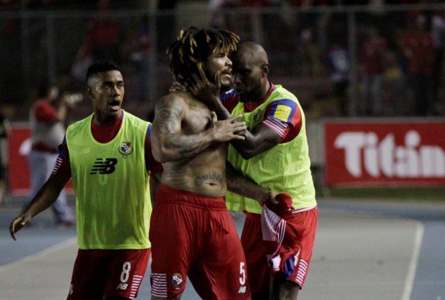 Football Soccer - 2018 World Cup Qualifiers - Panama v Costa Rica - Panama City, Panama - October 10, 2017. Panama's Roman Torres celebrates with team mates after scoring a goal against Costa Rica. REUTERS/Carlos Lemos