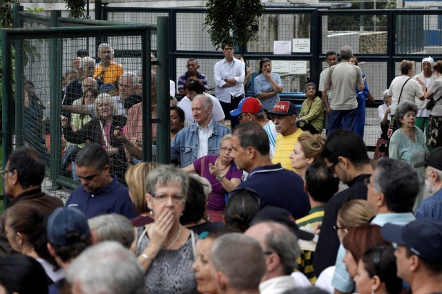 Los ciudadanos de Venezuela esperan emitir sus votos en una mesa de votación durante una elección nacional para nuevos gobernadores en Caracas, Venezuela, el 15 de octubre de 2017. REUTERS / Ricardo Moraes
