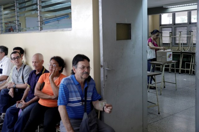 Una mujer arroja su voto en una mesa de votación durante una elección nacional para nuevos gobernadores en Caracas, Venezuela, 15 de octubre de 2017. REUTERS / Ricardo Moraes