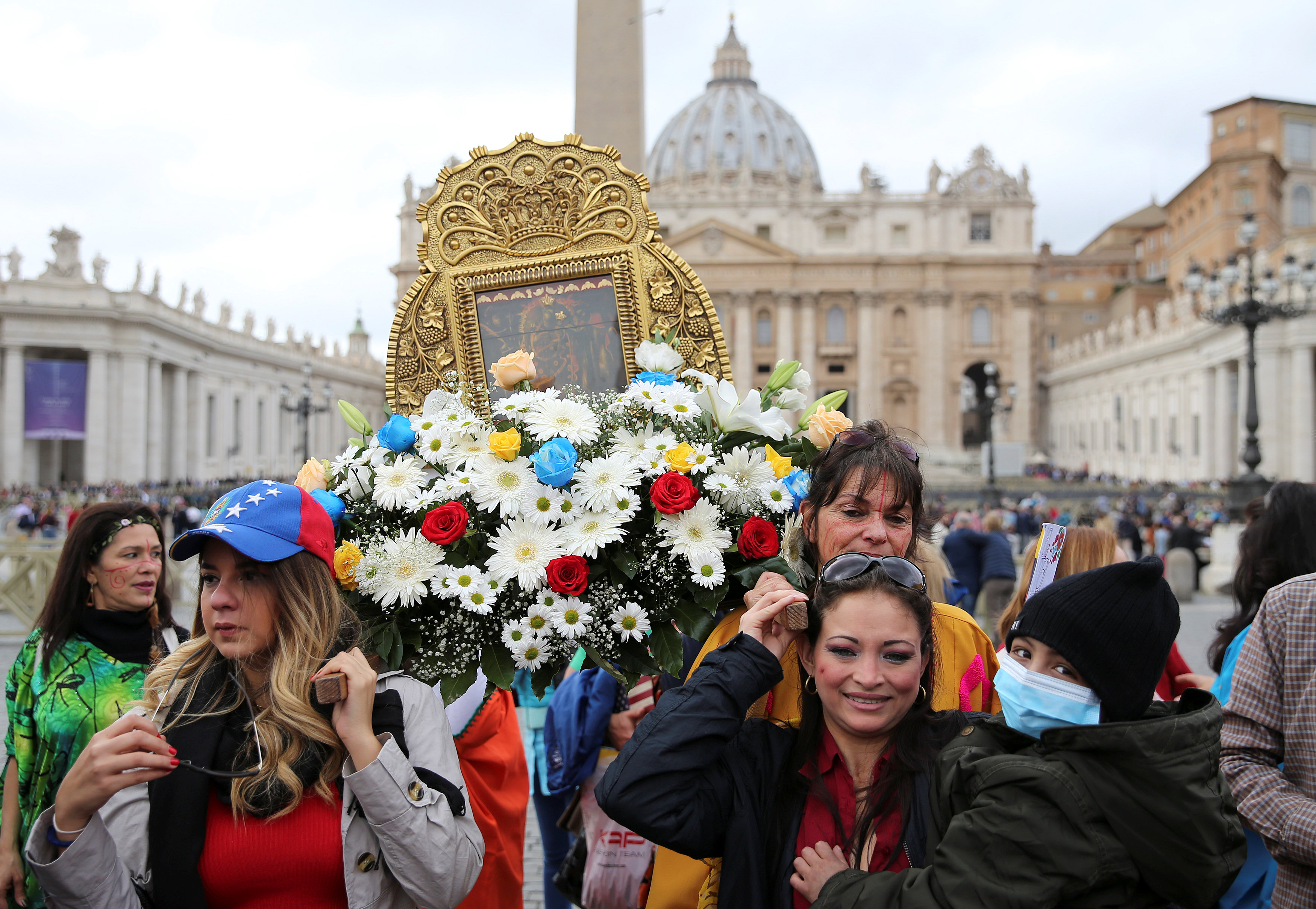 Así fue la emotiva bajada de La Chinita en la plaza San Pedro del Vaticano (Fotos)
