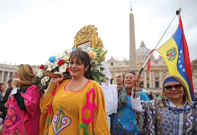 Las mujeres de Venezuela llevan un icono de la Virgen María al final de la oración dominical del Ángelus dirigida por el Papa Francisco en la Plaza de San Pedro en el Vaticano, el 29 de octubre de 2017. REUTERS / Alessandro Bianchi