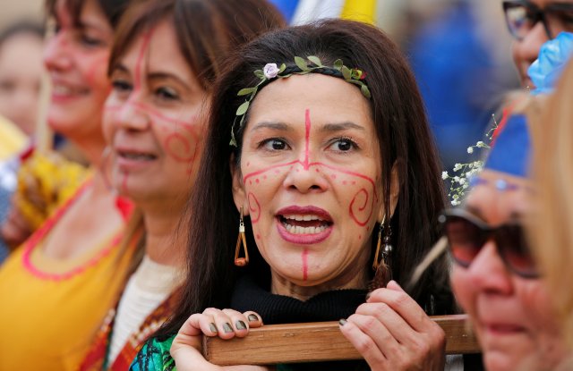 Una mujer de Venezuela reacciona mientras lleva un icono de la Virgen María mientras el Papa Francisco dirige su oración dominical del Ángelus en la plaza de San Pedro en el Vaticano, el 29 de octubre de 2017. REUTERS / Alessandro Bianchi