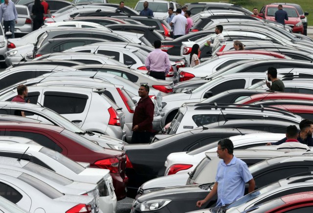 Uber drivers protest against a legislation threatening the company's business model that is to be voted in Brazil's national congress, in Sao Paulo, Brazil October 30, 2017. REUTERS/Paulo Whitaker