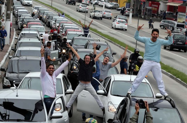 Uber drivers protest against a legislation threatening the company's business model that is to be voted in Brazil's national congress, in Sao Paulo, Brazil October 30, 2017. REUTERS/Paulo Whitaker