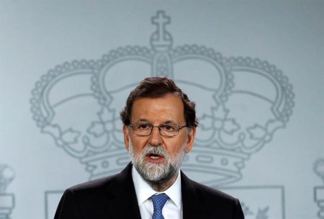 El presidente del Gobierno, Mariano Rajoy, durante la rueda de prensa ofrecida esta tarde en el Palacio de la Moncloa tras la declaración unilateral de independencia en el Parlament de Cataluña. EFE/ Juanjo Martín