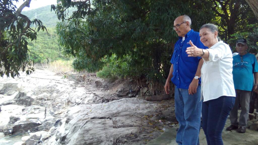 Ismael García visitó el barrio Corozal de Maracay y escuchó los problemas de los habitantes