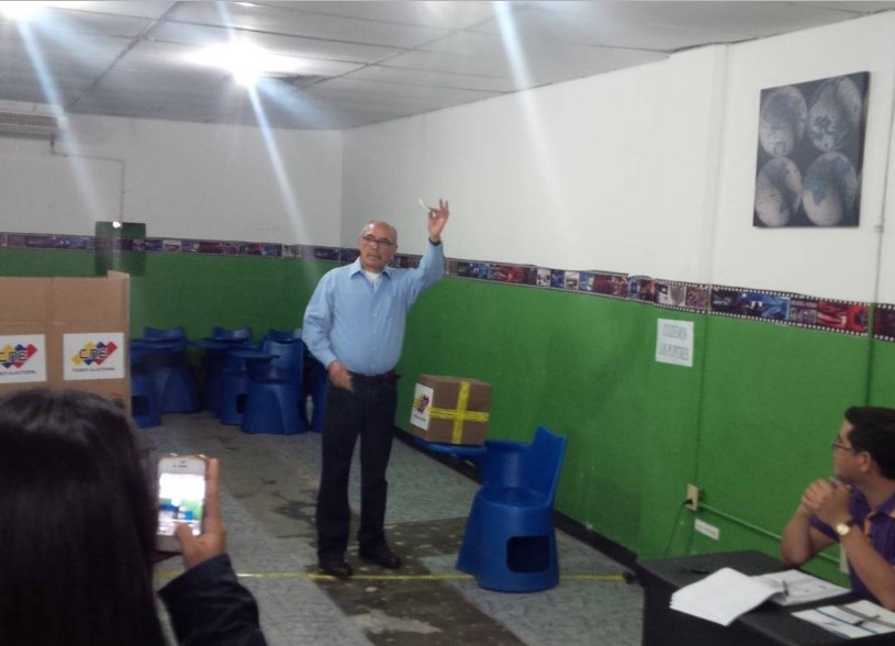 Candidato Ismael García ejerció su derecho al voto #15Oct