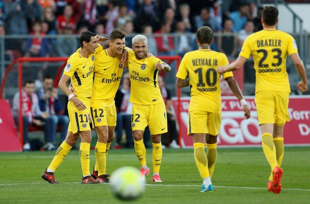 Soccer Football - Ligue 1 - Dijon vs Paris St Germain - Stade Gaston Gerard, Dijon, France - October 14, 2017   Paris Saint-Germain’s Thomas Meunier celebrates scoring their first goal with team mates     REUTERS/Robert Pratta