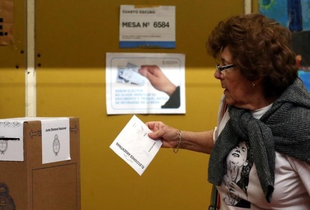 Imagen de archivo de una mujer votando en Buenos Aires durante las elecciones primarias legislativas de Argentina, ago 13, 2017. REUTERS/Marcos Brindicci
