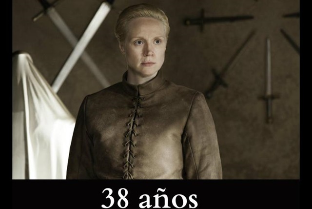 Brienne de Tarth En la serie no se menciona la edad que tendría esta mujer, pero en los libros señalan que rondaría los 20 años. Aunque en verdad, la actriz Gwendoline Christie tiene 38 años de edad.