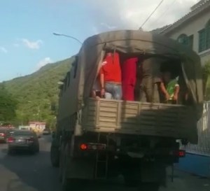 ¡Bravo Carneiro!… Camiones militares suplen el sistema de transporte en Vargas (+video)