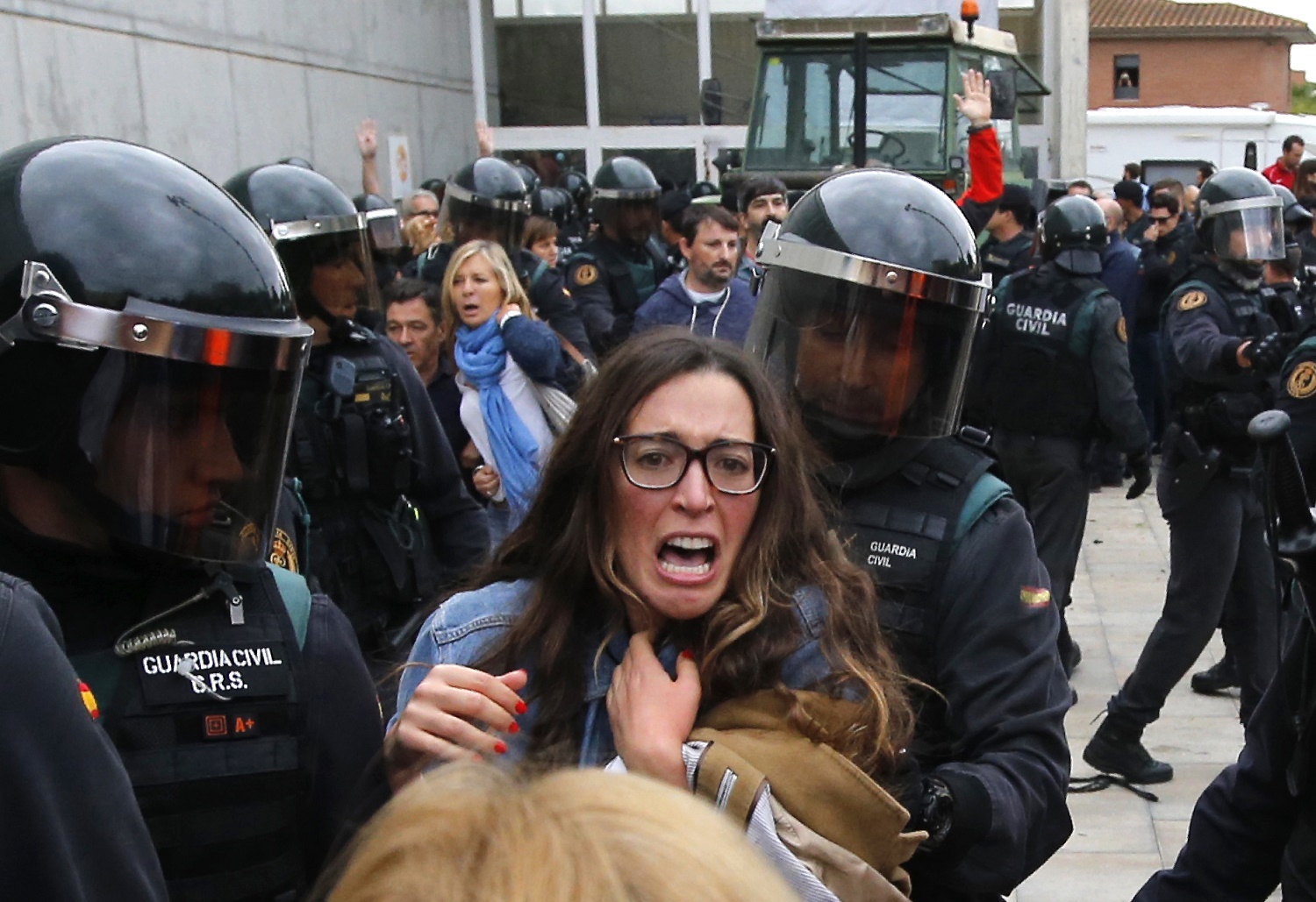 Fuerte represión policial en Cataluña durante referéndum de independencia (Fotos y Videos)