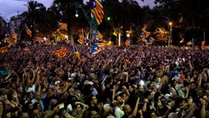 ¡Imperdible! Las dos fotos que resumen los 48 segundos de la independencia catalana