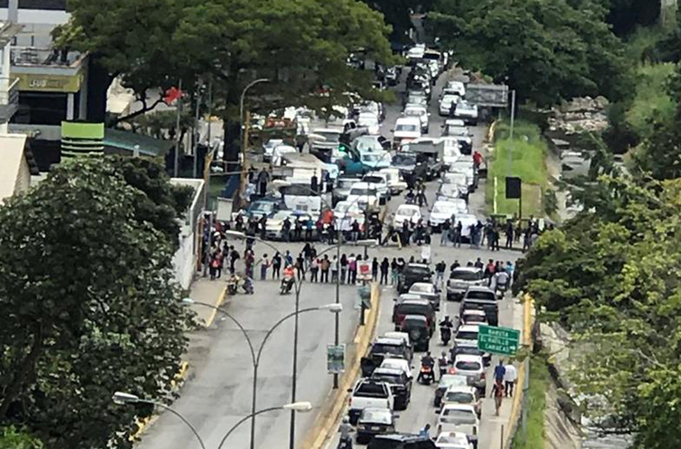 Restringido el paso vehicular en La Trinidad por protesta #2Oct