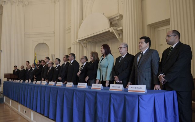 Magistrados venezolanos participan en la instalación del Tribunal Supremo opositor hoy, viernes 13 de octubre de 2017, en la sede de la Organización de los Estados Americanos (OEA), en Washington, DC (EE.UU.) El Tribunal Supremo de Venezuela nombrado por el Parlamento, de mayoría opositora, celebrará sus sesiones en la Organización de los Estados Americanos (OEA), en Colombia y en una oficina privada en Washington, ya que sus miembros están perseguidos por la EFE/Lenin Nolly