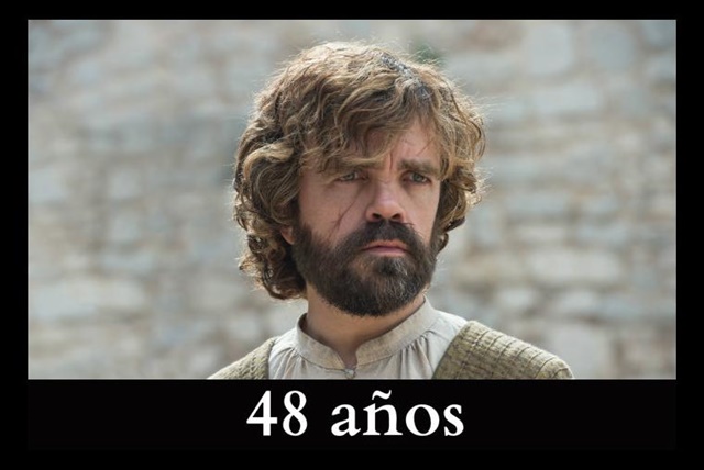 Tyrion Lannister De acuerdo con las descripciones del personaje en los libros, Tyrion debería rondar los 27 años, aunque el actor estadounidense Peter Dinklage tiene 48 años de edad.