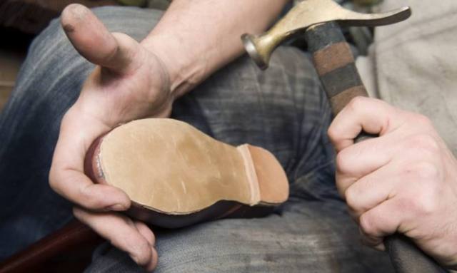 Clientes optan por abandonar el calzado en los talleres de reparación ante los altos precios de los servicios de costura y reconstrucción