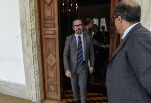 Embajador de Francia recibió a ex presos políticos en su residencia en Caracas (foto)