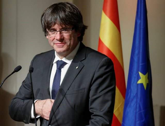 El exlíder catalán Carles Puigdemont gesticula antes de pronunciar un discurso ante los alcaldes catalanes en Bruselas, Bélgica, el 7 de noviembre de 2017. REUTERS / Pascal Rossignol