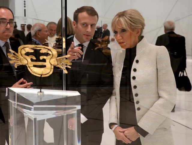 French President Emmanuel Macron and his wife Brigitte Macron look at a piece of art as they visit the Louvre Abu Dhabi Museum in Abu Dhabi, UAE, November 8, 2017. REUTERS/Ludovic Marin/Pool