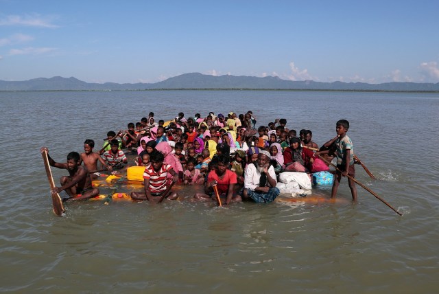 Los refugiados rohingya cruzan el río Naf con una balsa improvisada para llegar a Bangladesh en Sabrang, cerca de Teknaf, Bangladesh, el 10 de noviembre de 2017. REUTERS / Mohammad Ponir Hossain