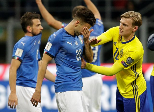 Soccer Football - 2018 World Cup Qualifications - Europe - Italy vs Sweden - San Siro, Milan, Italy - November 13, 2017   Italy’s Stephan El Shaarawy looks dejected as Sweden’s Emil Forsberg looks on after the match          REUTERS/Max Rossi