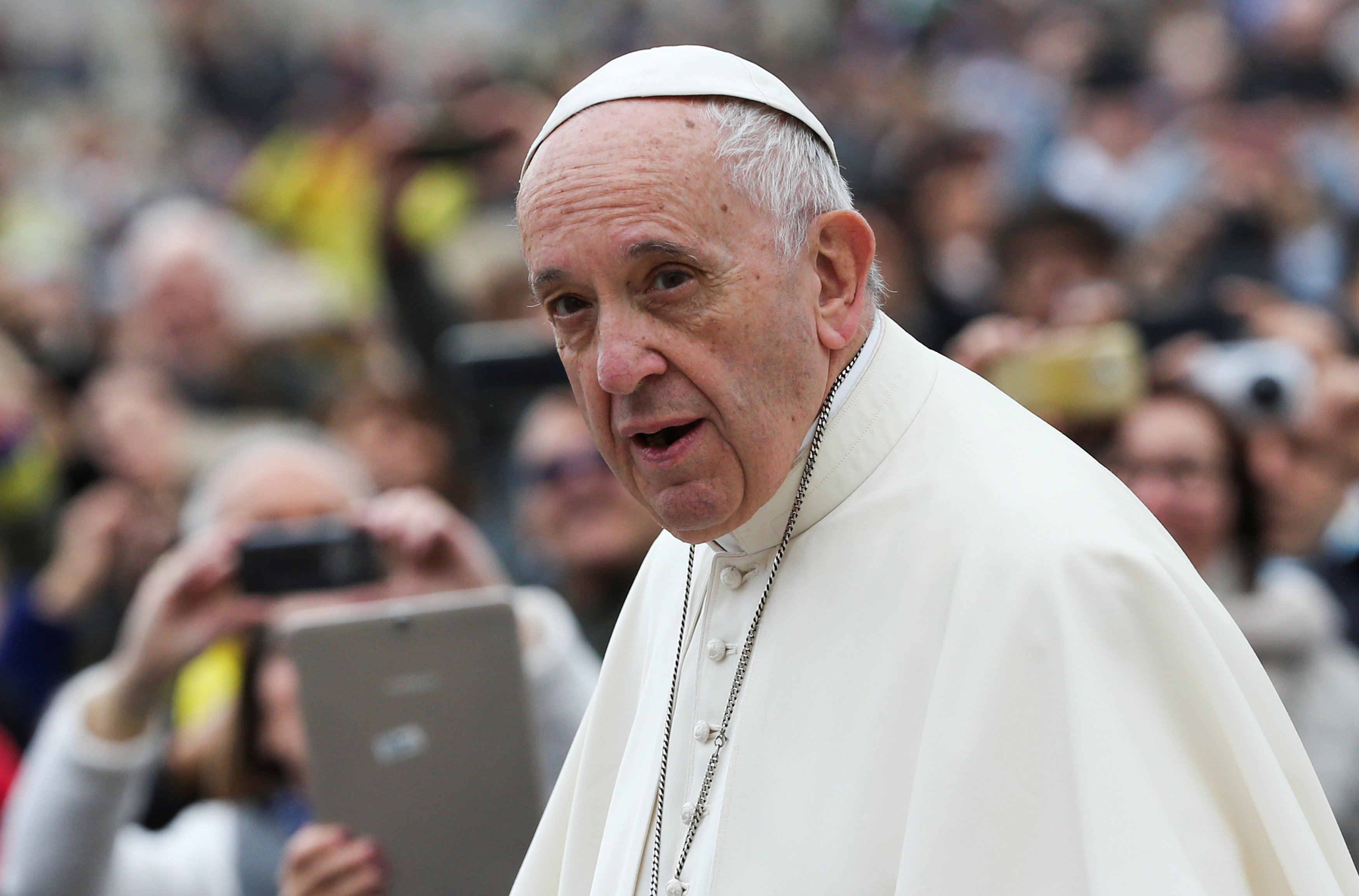 El Papa critica la falta de responsabilidad de usar el teléfono al volante