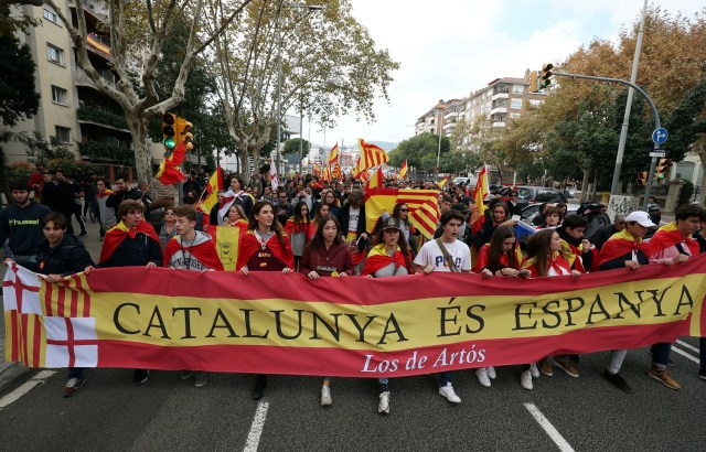 Los partidarios de la unidad española sostienen una pancarta que dice "Cataluña es España" durante una manifestación en Barcelona, España, el 18 de noviembre de 2017. REUTERS / Albert Gea