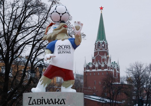 La mascota oficial de la Copa Mundial de la FIFA 2018 Rusia, Zabivaka, está en exhibición cerca de una torre del Kremlin en el centro de Moscú, Rusia 29 de noviembre de 2017. REUTERS / Sergei Karpukhin