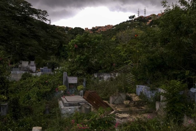 CAR10. CARACAS (VENEZUELA), 01/11/2017.- Vista de un ataúd fuera de una fosa junto a unas lápidas hoy, miércoles 1 de noviembre del 2017, en el Cementerio General del Sur, en Caracas (Venezuela). La capital venezolana celebra este jueves el Día de los Muertos en medio de denuncias de profanación y mal estado de los cementerios, según reseñan hoy medios locales, una fecha en la que tradicionalmente los caraqueños acuden a las necrópolis para llevarle flores a sus muertos. EFE/MIGUEL GUTIERREZ