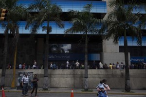 Sistema financiero de Venezuela estará fuera de servicio al menos 10 horas por la reconversión chavista