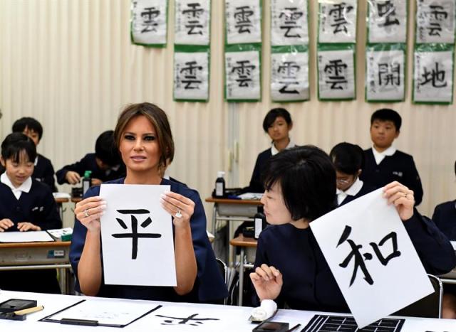 La Primera Dama de los Estados Unidos Melania Trump (L) muestra su caligrafía con Akie Abe (R), esposa del primer ministro japonés Shinzo Abe, mientras asistía a una clase de caligrafía en la escuela primaria Kyobashi Tsukiji en Tokio, Japón, el 6 de noviembre de 2017. La visita del presidente Trump a Japón es la primera parada de su gira de 12 días por Asia. Después de Japón, Trump visitará Corea del Sur, China, Vietnam y Filipinas. (Tokio, Corea del Sur, Filipinas, Japón, Estados Unidos) EFE / EPA / TOSHIFUMI KITAMURA / PISCINA