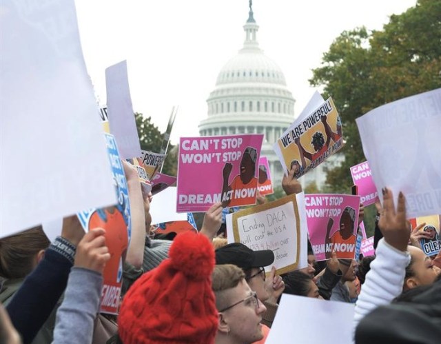 Cientos de jóvenes soñadores de diferentes estados del país marchan durante una manifestación para pedir la aprobación de la ley Clean Dream Act hoy, jueves 9 de noviembre de 2017, frente al Capitolio en Washington, DC (Estados Unidos). Unos 7.900 "soñadores", jóvenes indocumentados que llegaron al país de niños, ya han perdido la protección de DACA como resultado de la decisión del presidente, Donald Trump, de acabar con ese programa, según un estudio publicado hoy por el centro progresista Center for American Progress. EFE/Lenin Nolly