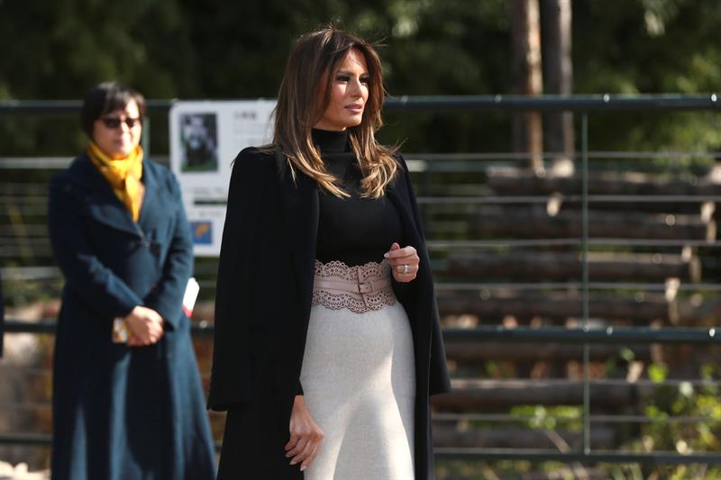 Melania Trump visita en Pekín los osos panda y la Gran Muralla